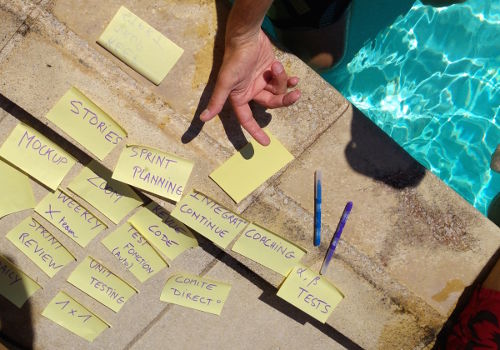 Notes collantes sur bord de piscine